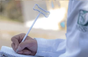 pluma blanca con forma de hueso con logotipo productos de escritura promocionales crea tu idea